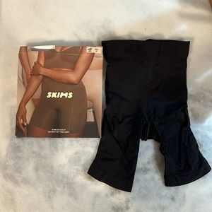 SKIMS SEAMLESS SCULPT MID THIGH SHORT - XS. New- in box
